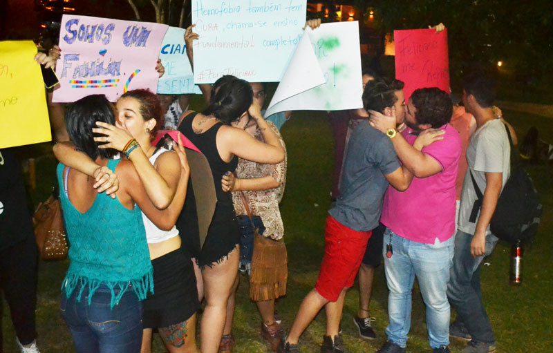 Mesmo sem a presença de Feliciano, manifestante protestaram com 'beujaço'/Foto: Anderson Bodanese/ContilNet