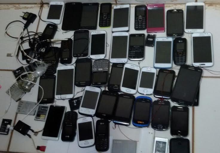 Servidores podem ter facilitado entrada de 80 celulares apreendidos em três presídios