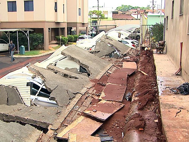 Muro de condomínio desabou sobre nove carros em condomínio de Ribeirão Preto (Foto: Paulo Souza/EPTV)
