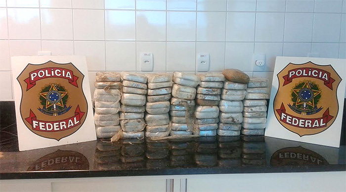Polícia Federal apreende cerca de 75 quilos de pasta base de cocaína em embarcação no rio Juruá