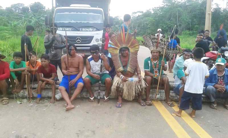 Índios Katukinas fecham BR-364 em Cruzeiro do Sul e cobram moradias e saneamento