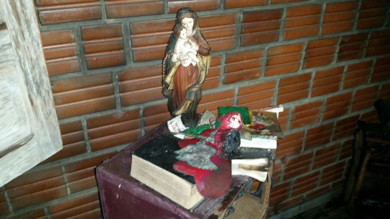 Casa é destruída pelo fogo no Ramal da Castanheira e Bíblia é encontrada intacta