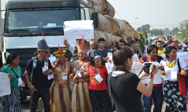 Índios fecham BR-364 ao lado de caminhões carregados de madeira/Foto: Charlton Lopes/ContilNet