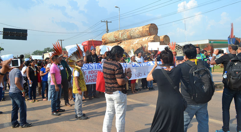 Índios bloquearam a BR por cerca de 1 hora/Foto: Charlton Lopes/ContilNet