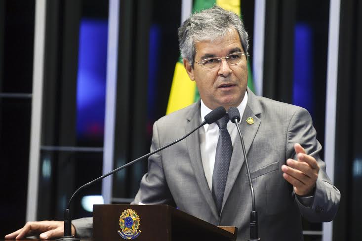 Senador cobra explicações sobre aumento do combustível