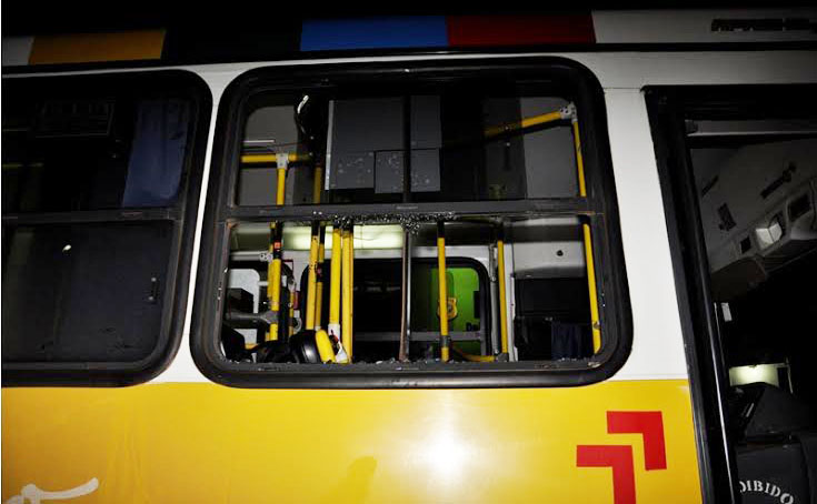 Mais um ônibus é alvo de atentado em Rio Branco e deixa grávida e criança feridas