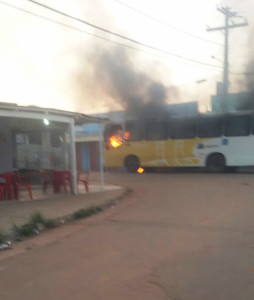 Criminosos queimam ônibus no Taquari