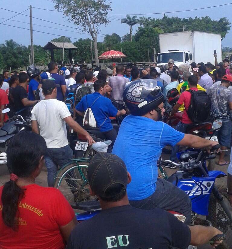 Após protesto por falta de saneamento, moradores do Quinari liberam o tráfego na AC-40