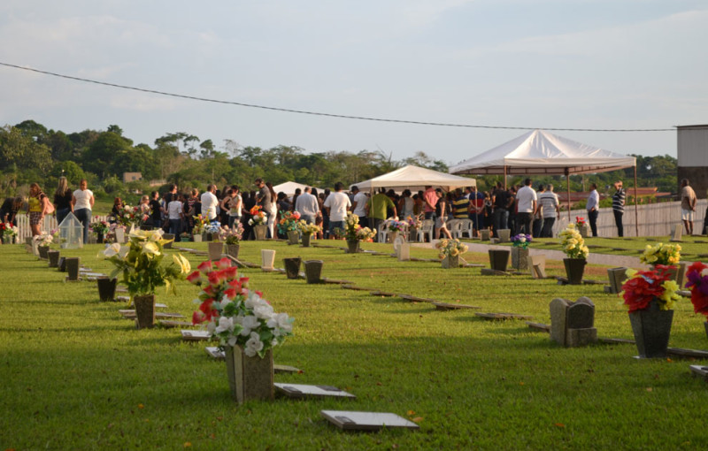 Amigos e familiares se despedem de Helano Moniz/Foto: ContilNet