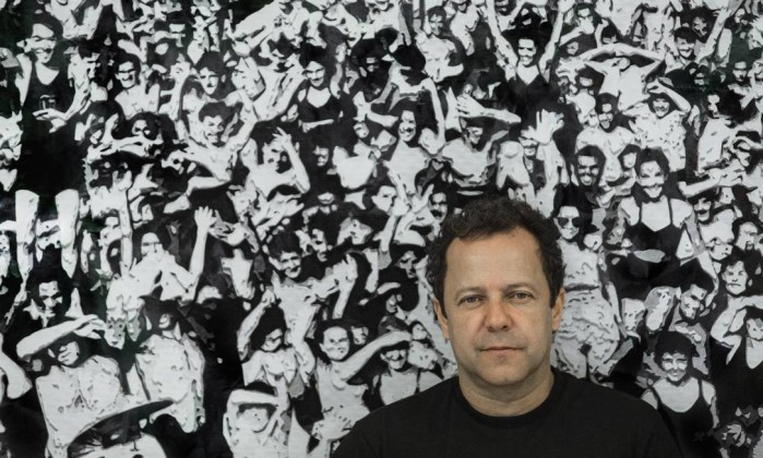 Vik Muniz à frente da obra “Multidão em Coney Island, 32º C” (2009), a partir de Weegee - Fernando Lemos / Agência O Globo