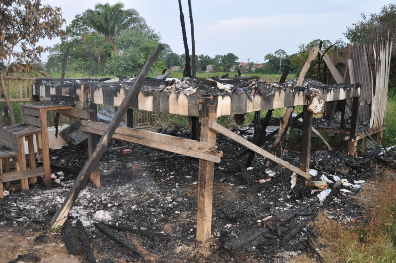A casa ficou completamente destruída/Foto: Reprodução