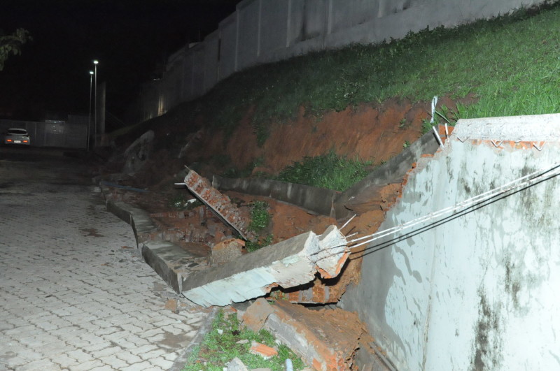 Parte do muro destruído/ Foto: Reprodução