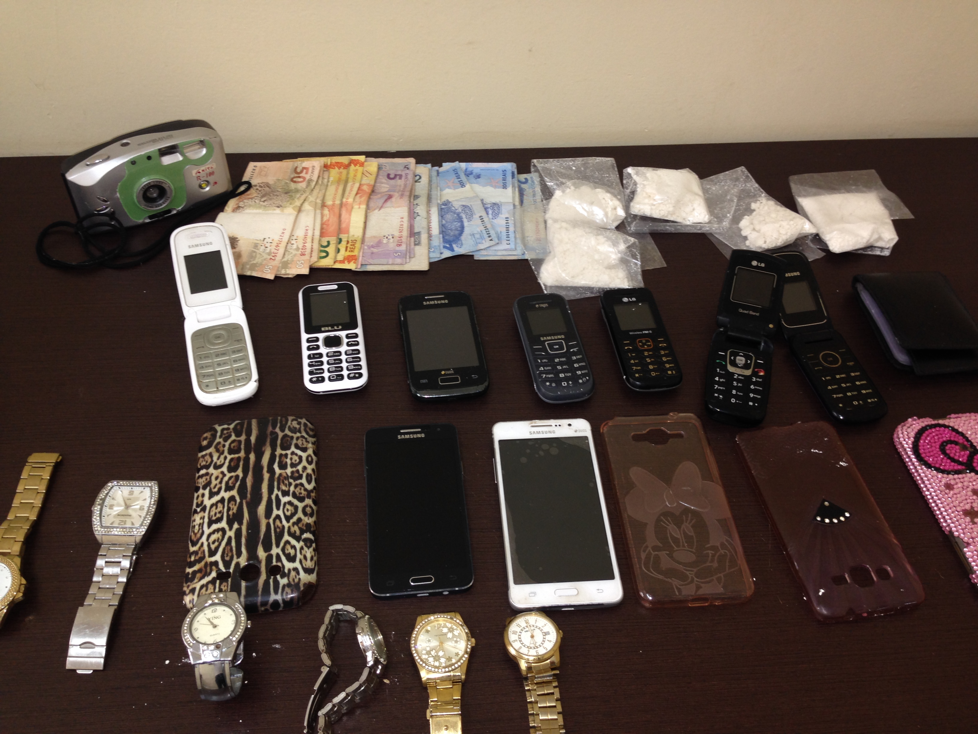 Polícia prende 3 suspeitos por tráfico de drogas no bairro Jardim Primavera