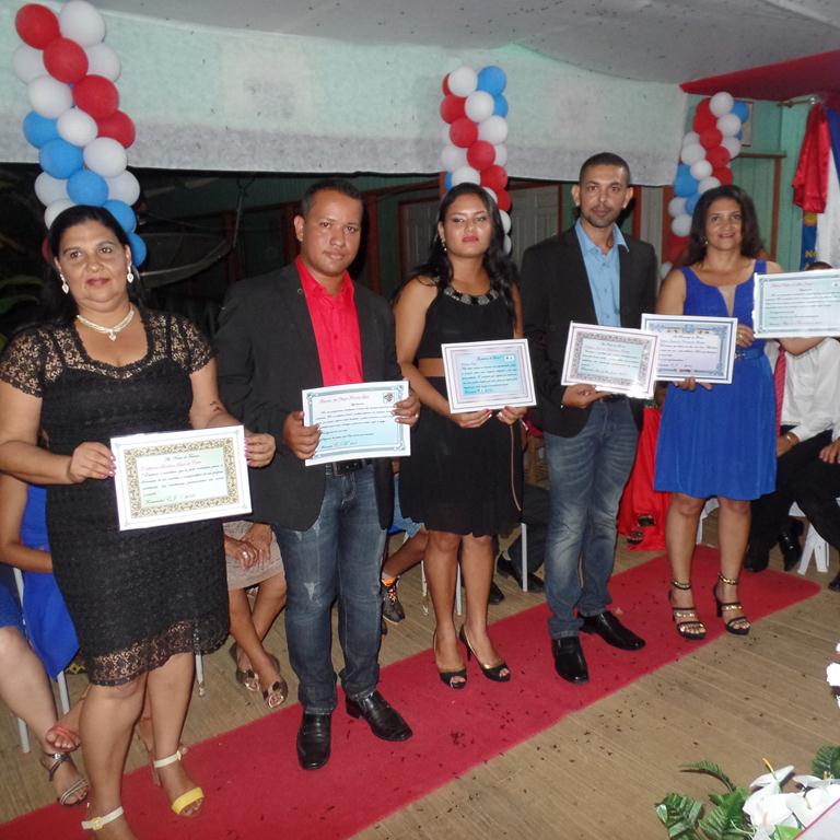 PROFESSORES SENDO HOMENAGEADOS PELOS ALUNOS