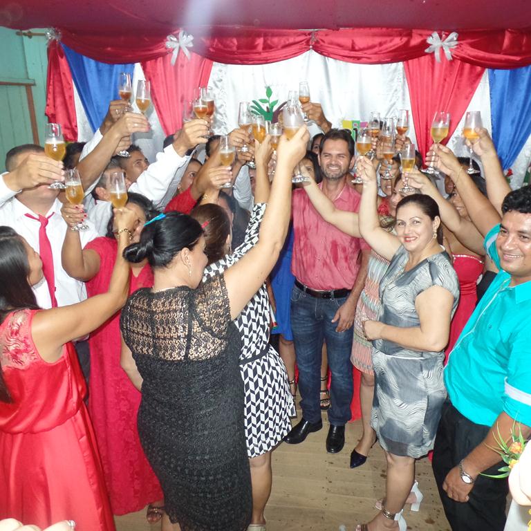 O prefeito comemorou junto com os formandos/Foto:ContilNet