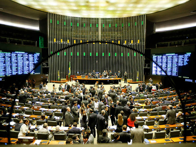 Por causa de suplentes, deputados batem boca em comissão do impeachment
