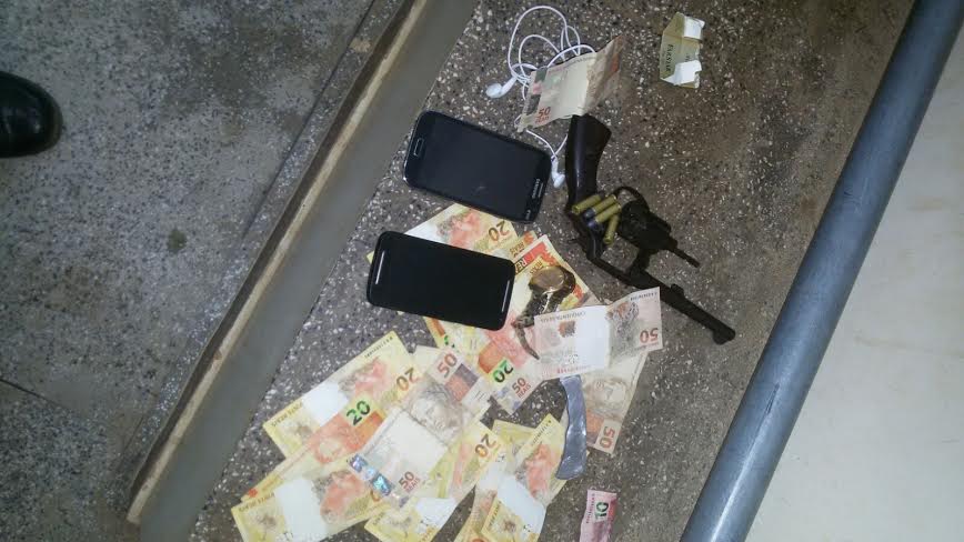 PM apreende arma de fogo e recupera dinheiro roubado na Baixada
