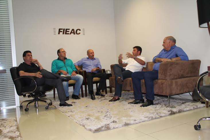 Senador debate saídas para a crise com setores da Indústria e Comércio