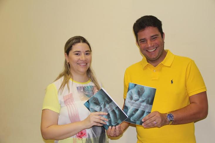 Cameli faz entrega de estatutos na Delegacia do Idoso e garante apoio para classe
