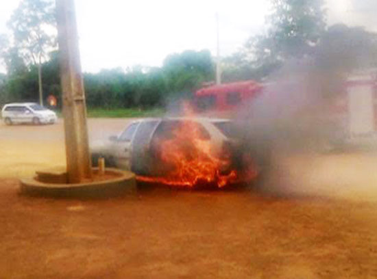 Carro da Prefeitura de Assis Brasil é destruído pelo fogo