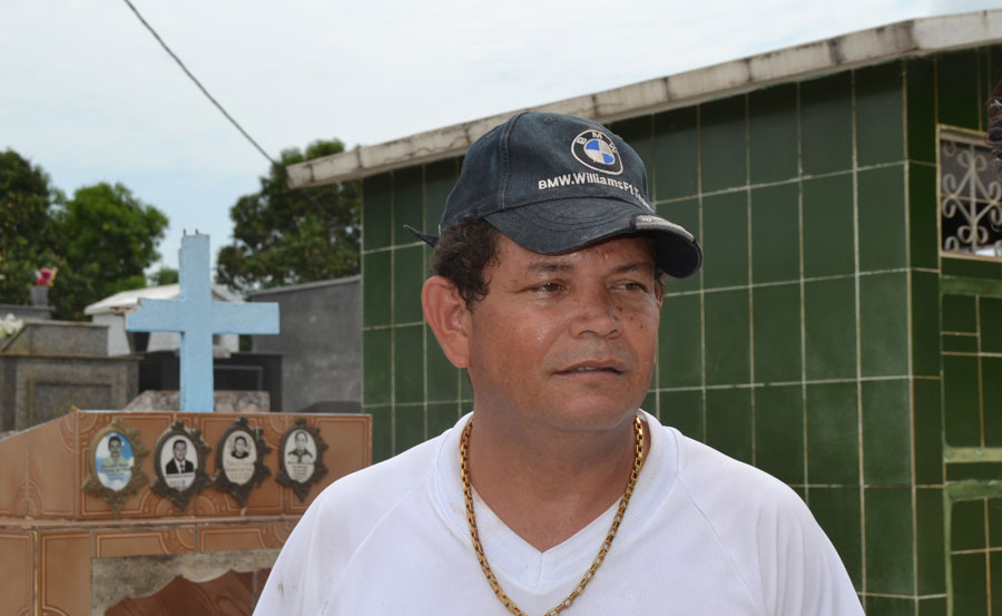Pai que nunca encontrou o corpo do filho morto visita cemitério; “Forma de me aproximar dele”
