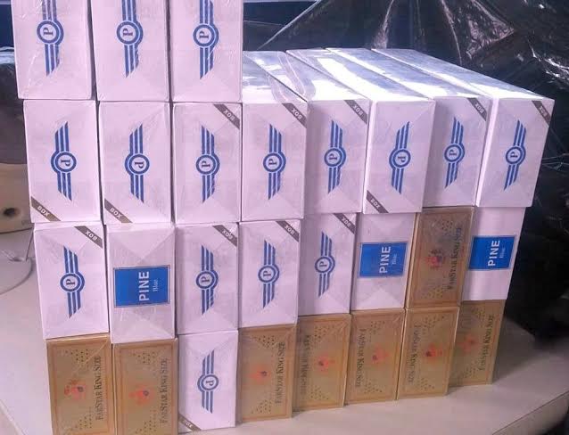 PRF apreende motociclista transportando 75 pacotes de cigarros