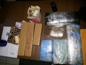 As 11 barras de maconha estavam em uma bolsa transportada por uma adolescente (Foto: Divulgação PC)