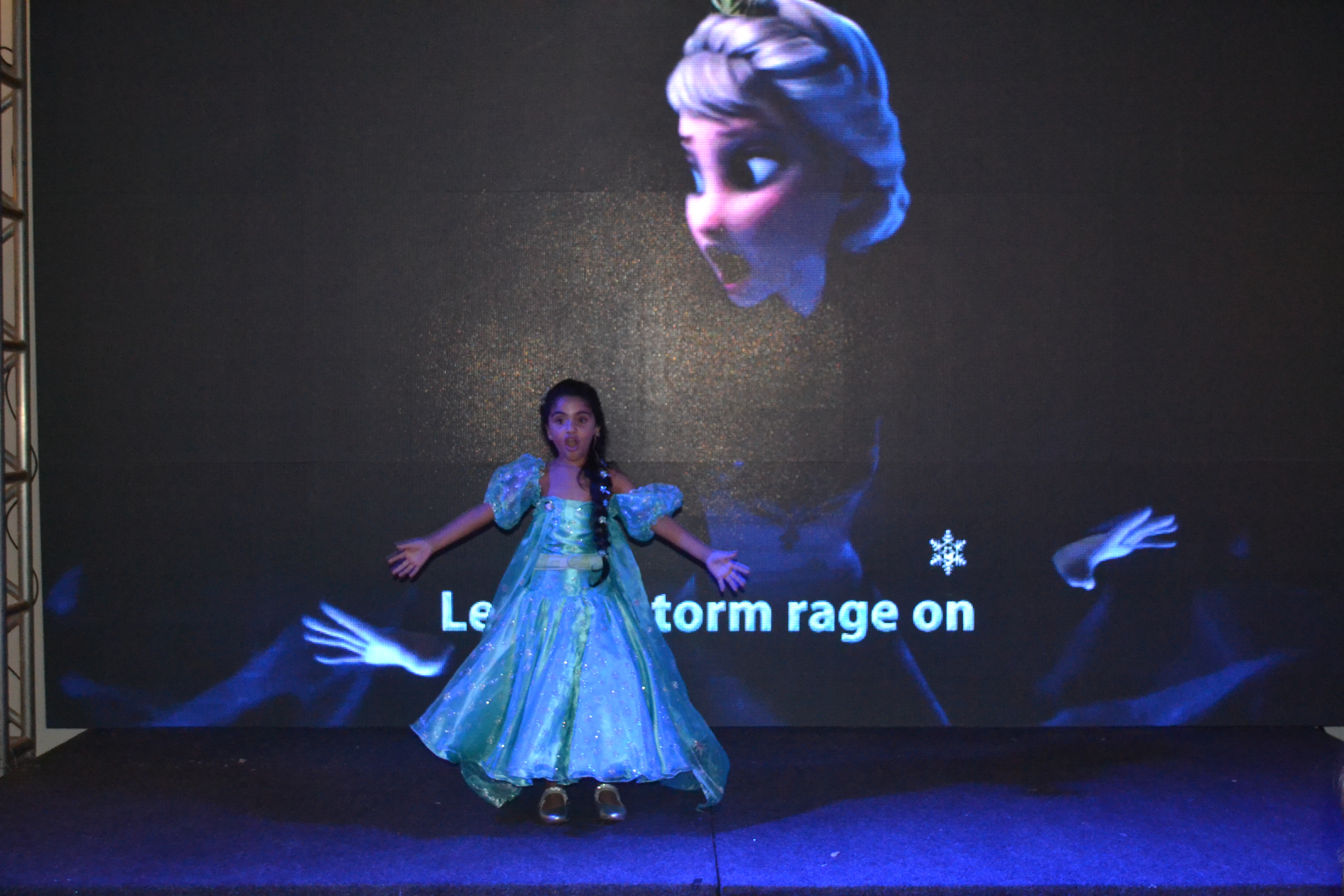 Personagem do Frozen são os preferidos nas festas de aniversários; menina de 6 anos dubla Elsa Personagem do Frozen são os preferidos nas festas de aniversários; menina de 6 anos dubla Elsa