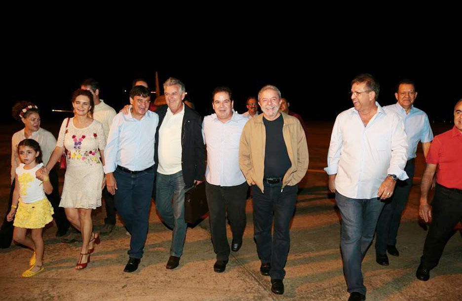 Sem protestos, Lula desembarca em Rio Branco e é recebido por Tião Viana