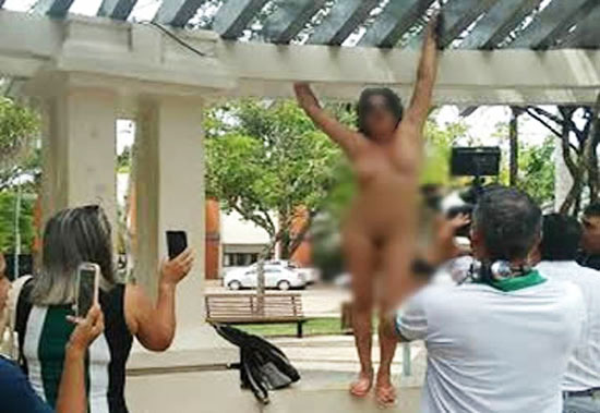 Mulher que ficou nua no centro de Rio Branco teria fugido da ala de psiquiatria do Huerb