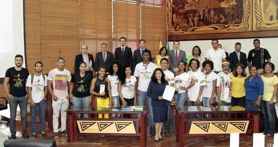Sinhasique apresenta PL que valoriza raça negra nas peças publicitárias do Estado