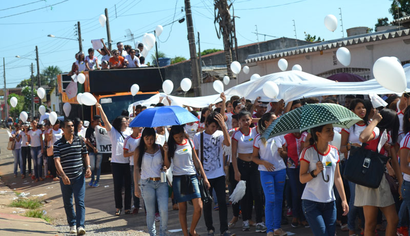 Alunos e professores protestam contra morte de professora da escola Lourival Pinho
