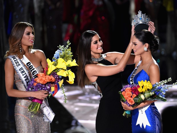 Coroa é passada para filipina enquanto colombiana ainda ostentava faixa no peito/Foto: Ethan Miller/GETTY IMAGES NORTH AMERICA/AFP