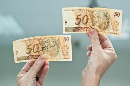 Polícia emite alerta sobre dinheiro falso em circulação e cuidados com caixas eletrônicos