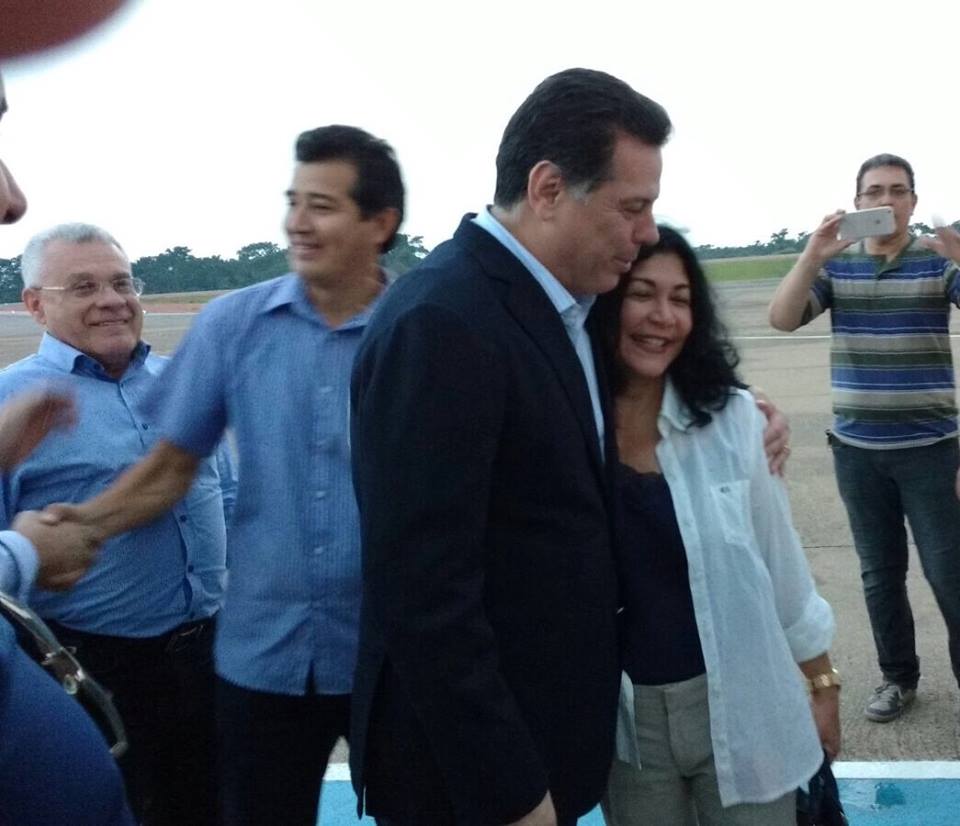 Perillo chega a Rio Branco e é recebido por Eliane Sinhasique e lideranças da oposição