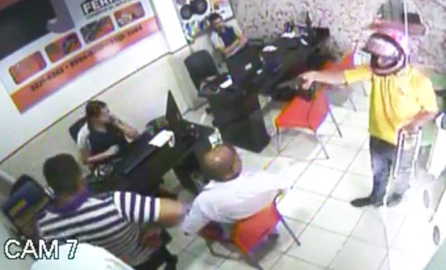 Bandidos armados invadem loja, fazem reféns e roubam dinheiro e celulares de clientes