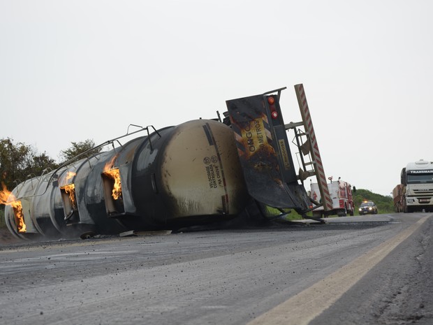 Carreta carregada de álcool tomba e explode na BR-364; motorista sai sem ferimentos