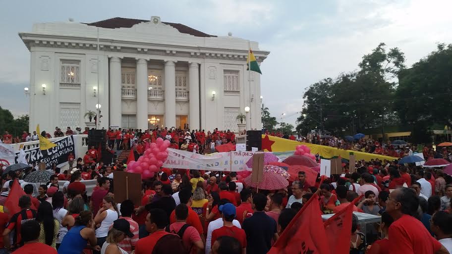 Manifesto em favor da presidente Dilma e contra Cunha reúne cerca de 1,5 mil pessoas em Rio Branco