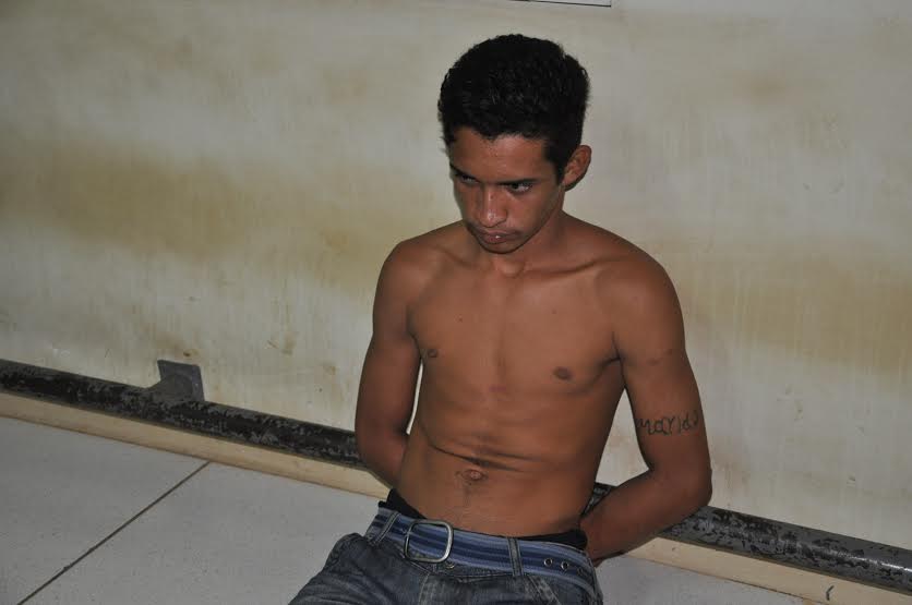 Jovem é preso acusado de furtar telefone de amigo