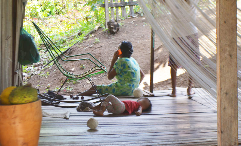 Sem ter para onde ir, índios ocupam casas em situação de risco no centro de Rio Branco
