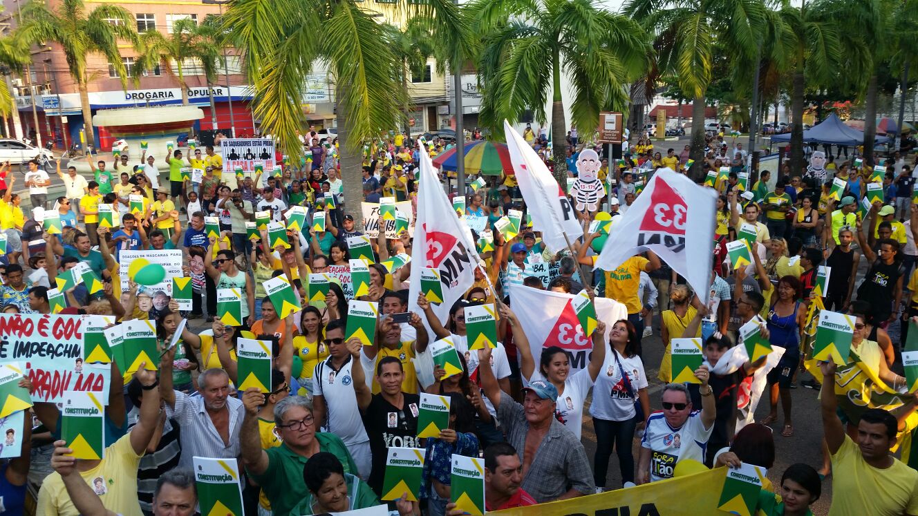 Com exemplares da Constituição nas mãos, acreanos pedem impeachment da presidente Dilma