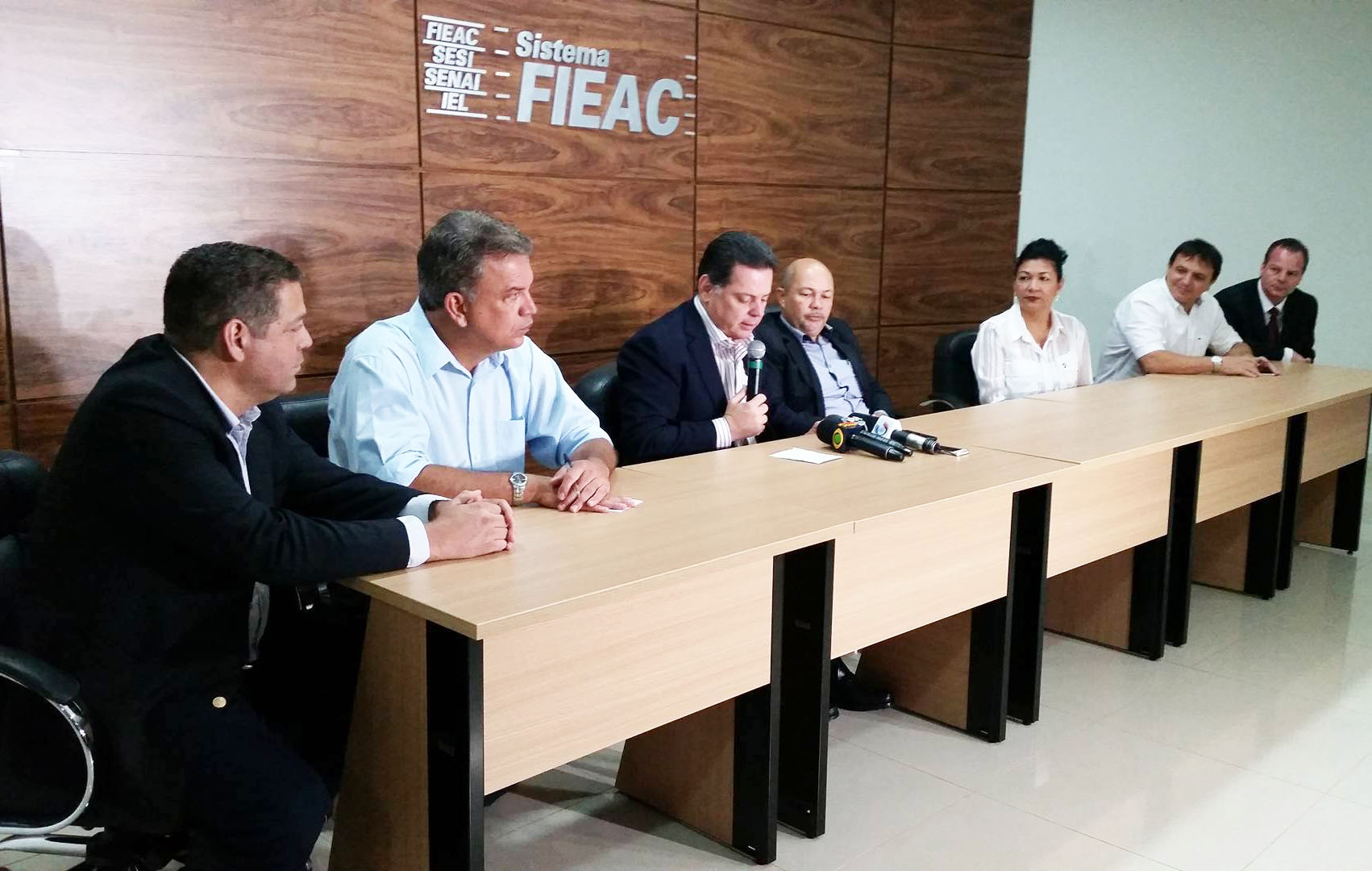 Enquanto Marconi cortou secretarias para Goiás crescer, Tião Viana cria cargos comissionados