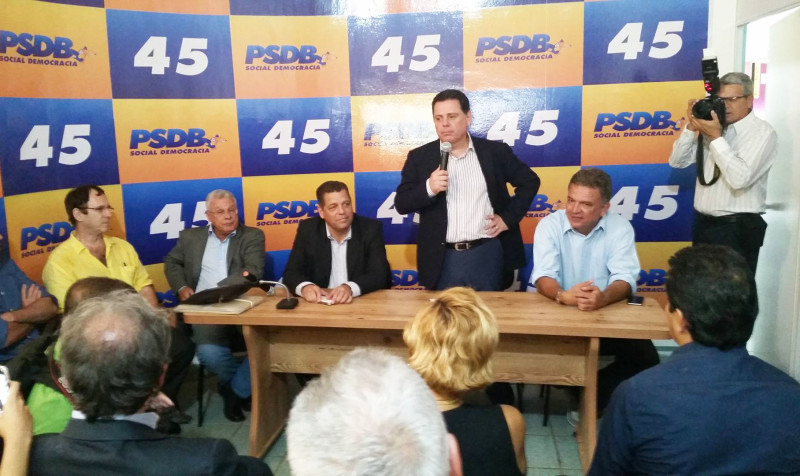 Acompanhado de Petecão e Rocha, Perillo conversou com militantes da oposição/Foto: Wiliandro Derze, da Contilnet