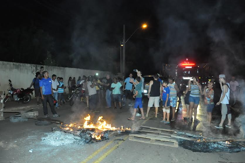 Moradores do Edson Cadaxo ateiam fogo e fecham estrada em protesto por falta d’água
