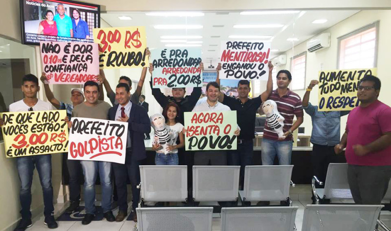 Estudantes e militantes de partido de oposição ensaiam protesto para esta quinta