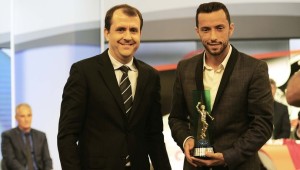 Nenê recebe prêmio de Craque da Galera, das mãos de José González, do GloboEsporte.com/Foto: Marcos Ribolli