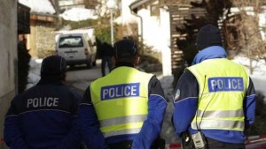 size_810_16_9_policiais_proximos_ao_local_em_que_tres_pessoas_perderam_a_vida_em_tiroteio_em_daillon_na_suica