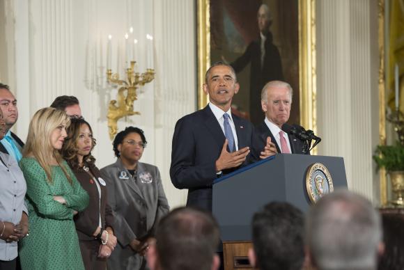 Barack Obama, ao lado vice-presidente Joe Biden e de pessoas atingidas pela violência armada, anuncia, no Salão Leste da Casa Branca, ações do Executivo para reduzir a violência armadaEPA/Michael Reynolds/Agência Lusa 