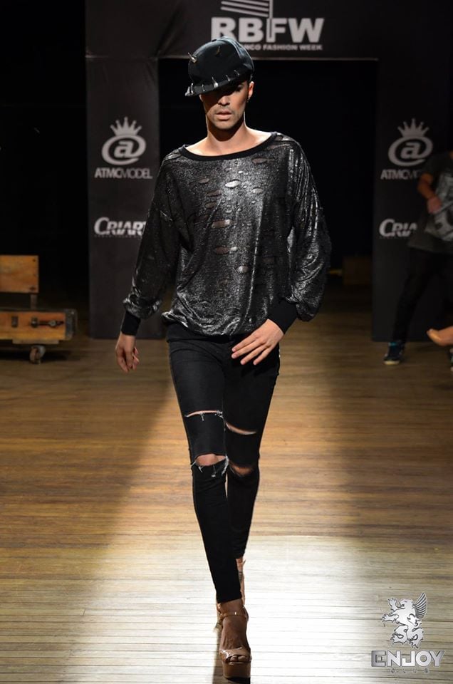 O modelo e produtor da ATMC Model, Lucas Lyma, com modelo da Super Cool na passarela do RBFW. Foto: Enjoy Club