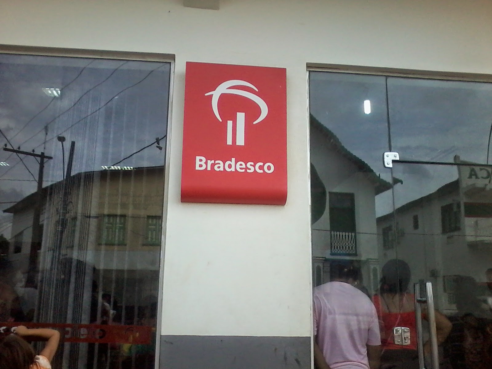 Em Tarauacá, agência do Bradesco atende clientes debaixo de sol e chuva